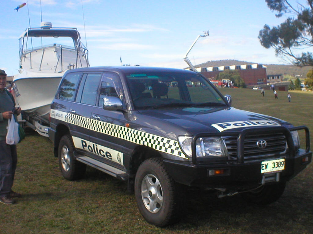 Image: 0507-em_landcruiser-water_01